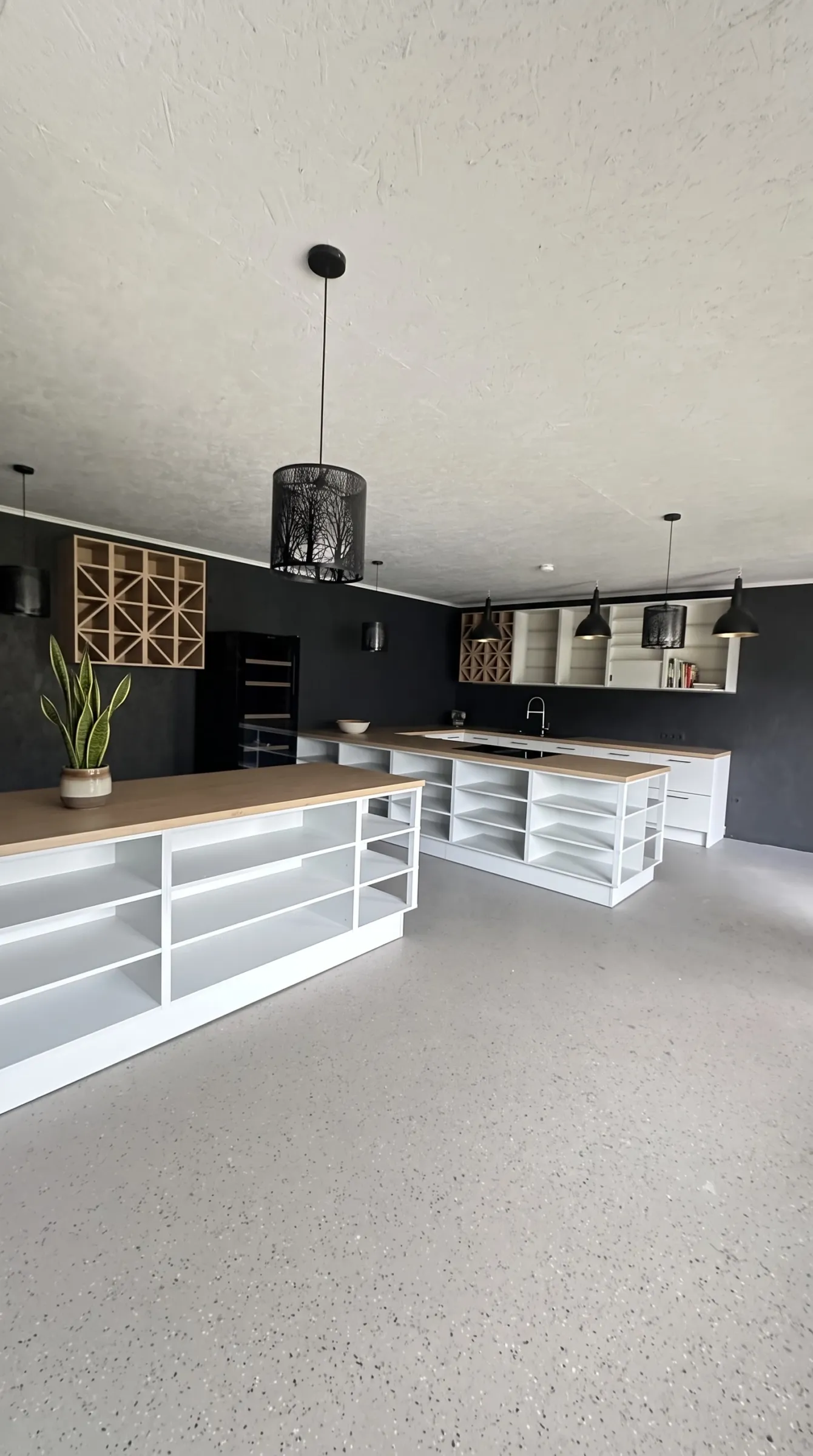 Kaks valget riiulisaart puidutooni tööpinnaga