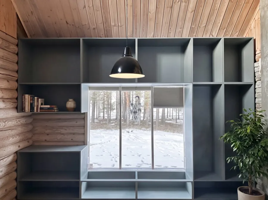 Hall riiulisein akna ümber palkmajas