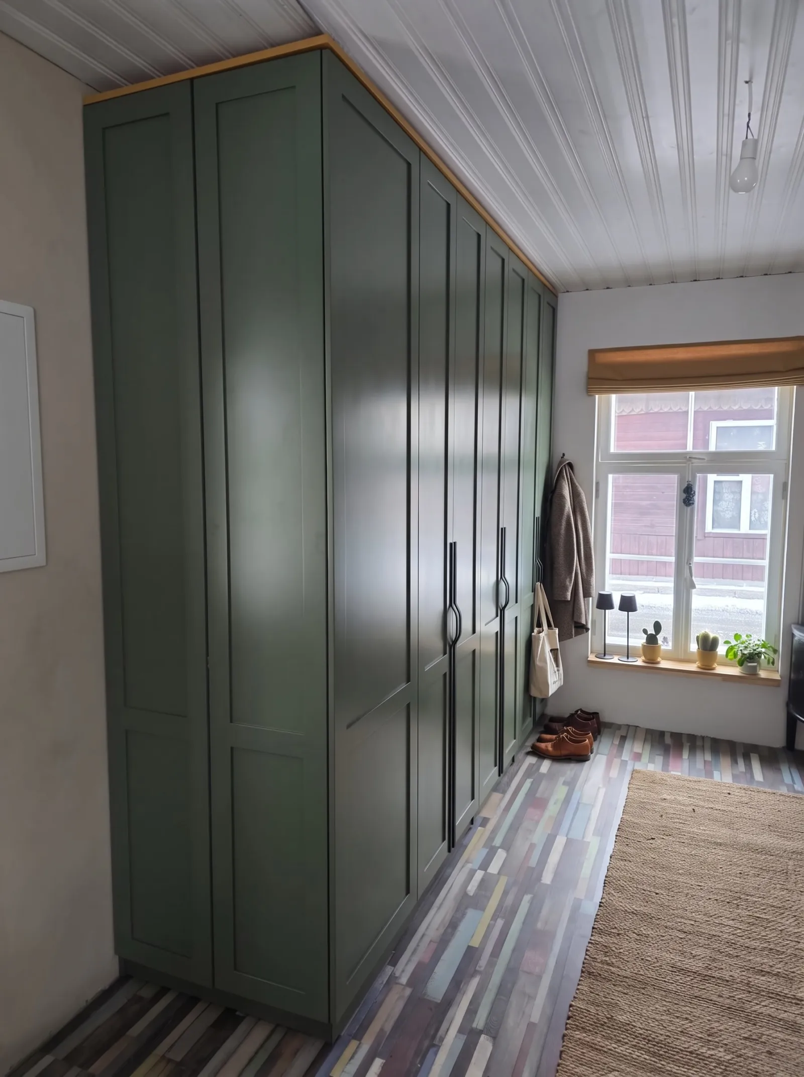 Roheline lakke ulatuv riidekapp raamustega