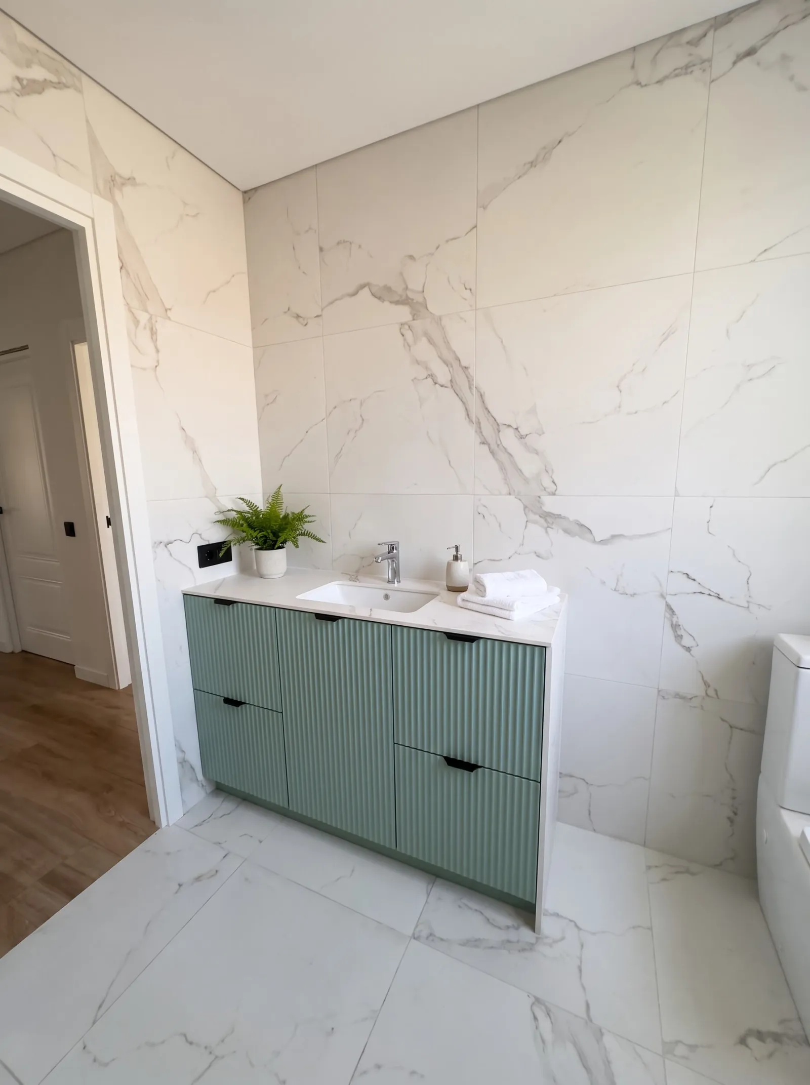 Roheline vannitoakapp heledate marmorimustriga plaatide taustal