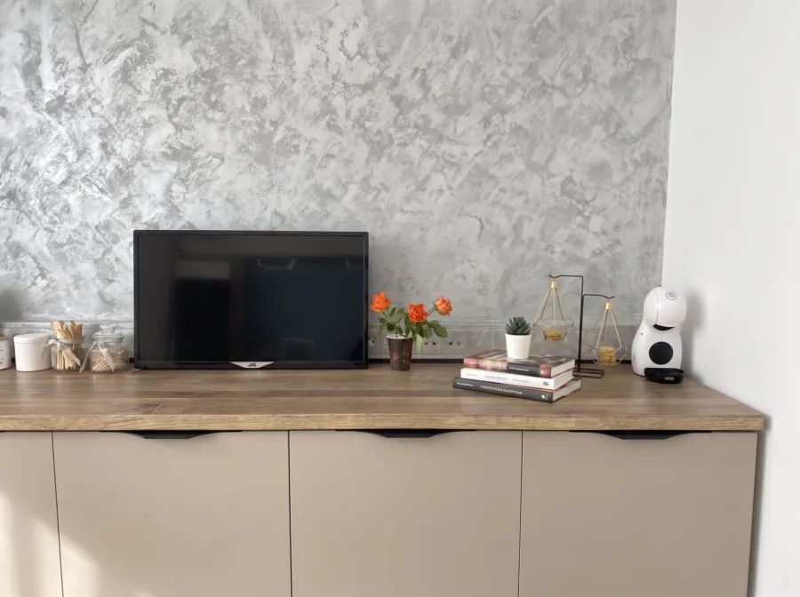 Beež TV-kummut puidust plaadiga